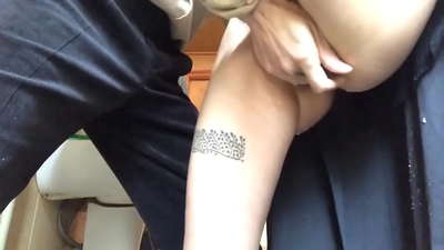 Squirt fil-kamra tal-banju tal-iskola, orga reali frothy - l-għalliem tiegħi għamel l-almu tiegħu