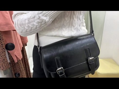 ❤️ Masturbazzjoni pubblika tal-kelba żagħżugħa FeralBerry b'dildo fil-kamra tal-armar ❤ Video anali fil-porn mt.banglablog.top ❌